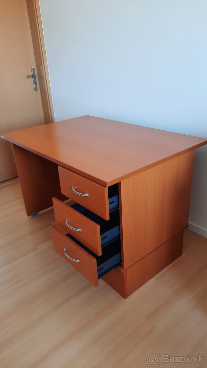 Pracovný stôl a kreslo