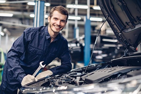 zabehnutý Autoservis hľadá mechanika / strojníka