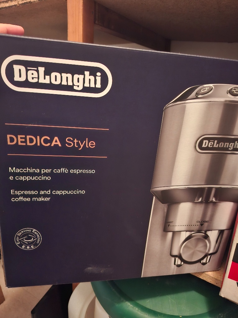 Málo pouzívaný kávovar DeLonghi Dedica Style