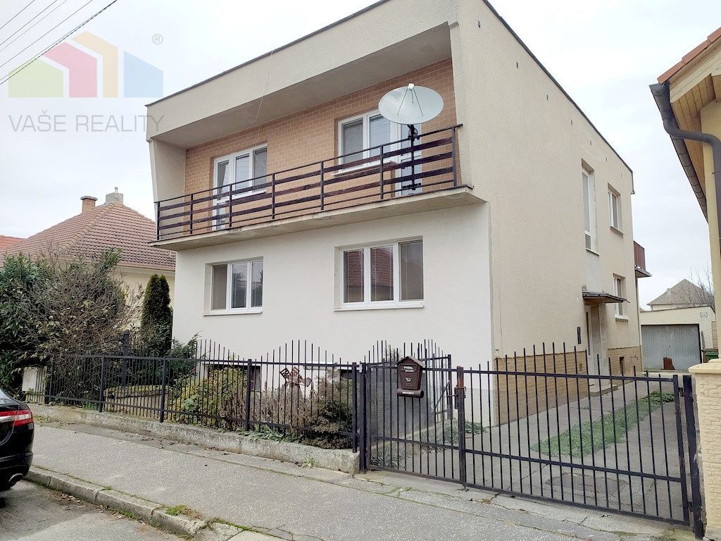 Priestranný rodinný dom s garážou, Vrbové