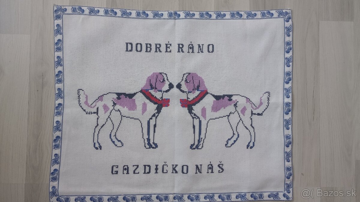 Vyšívaná nástenná dekorácia