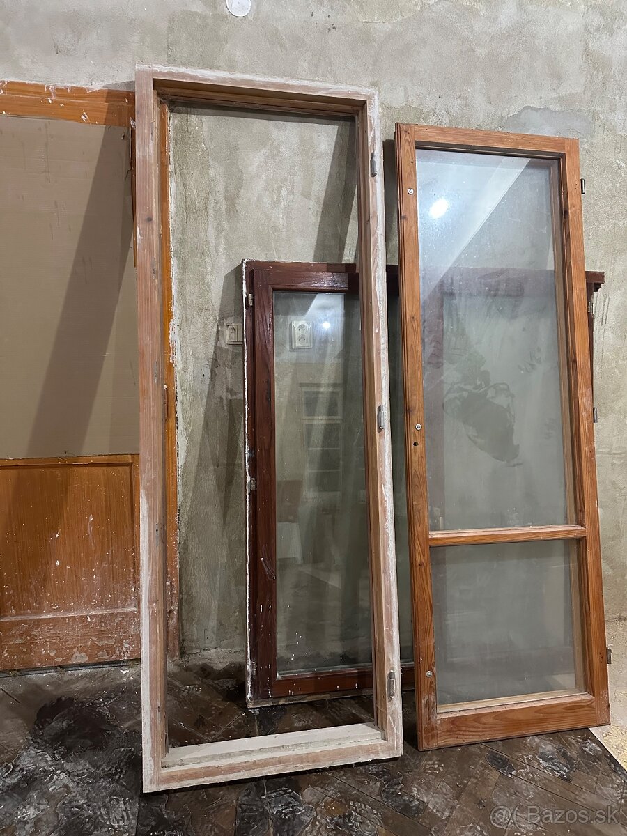 Balkónové okna , drevené okno