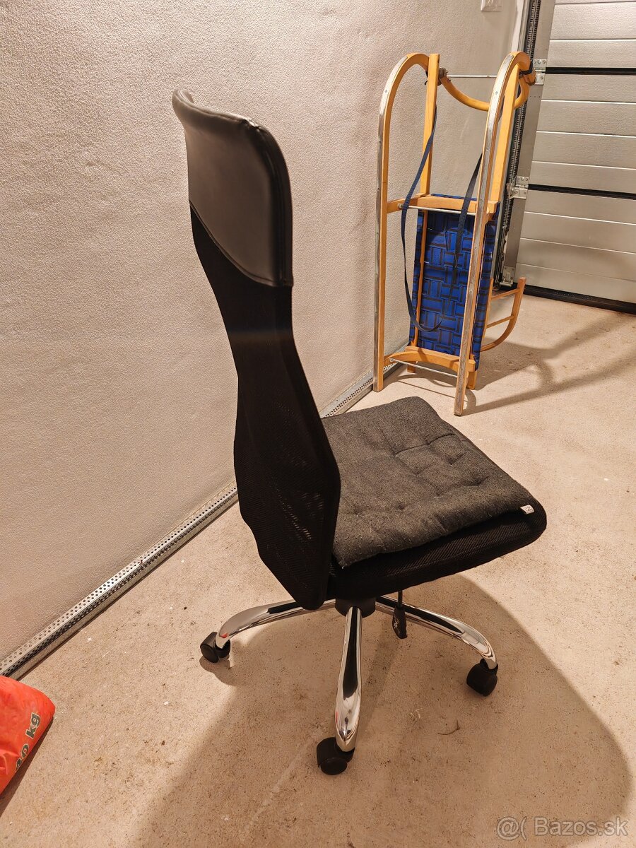 Kancelárska stolička na kolieskach