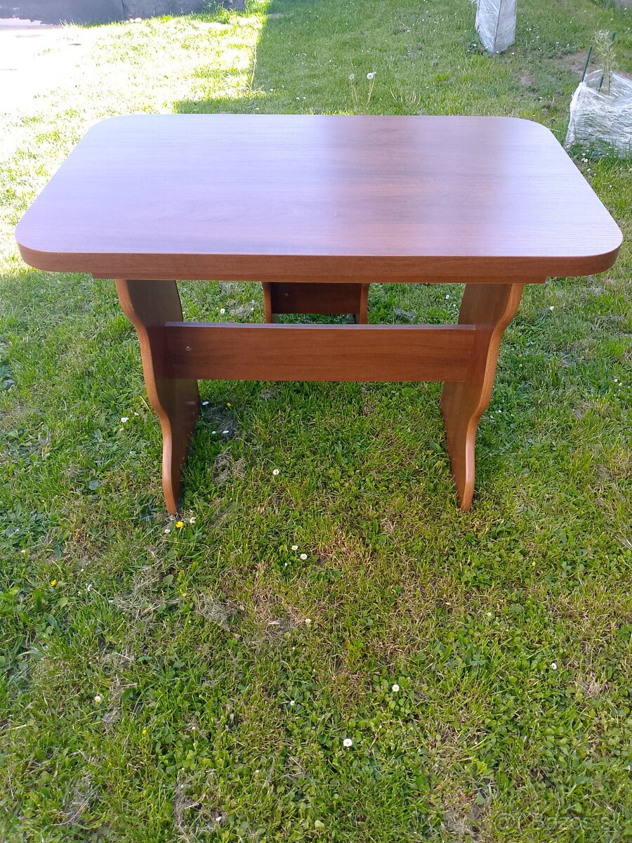 Stolík s taburetkou