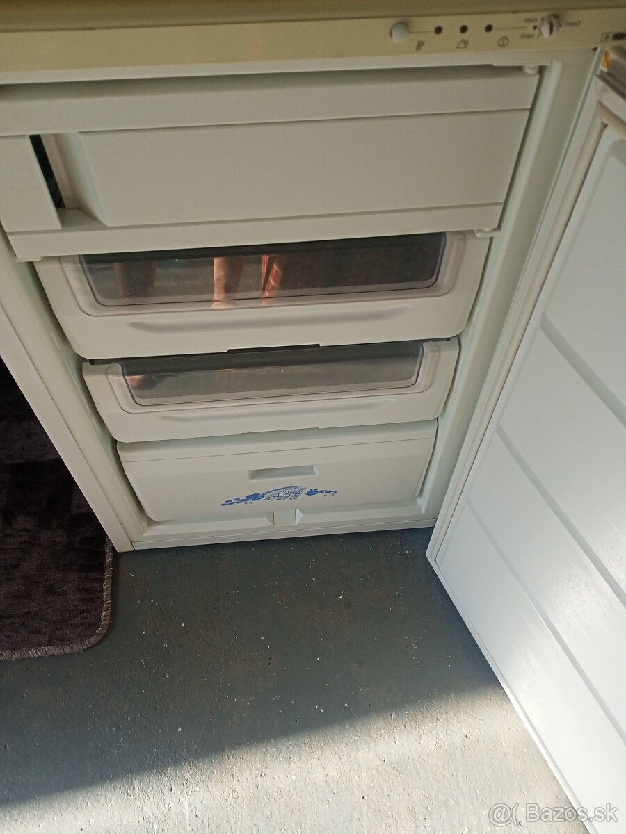 Mraznička Whirlpool 105 l, 4 sufliky