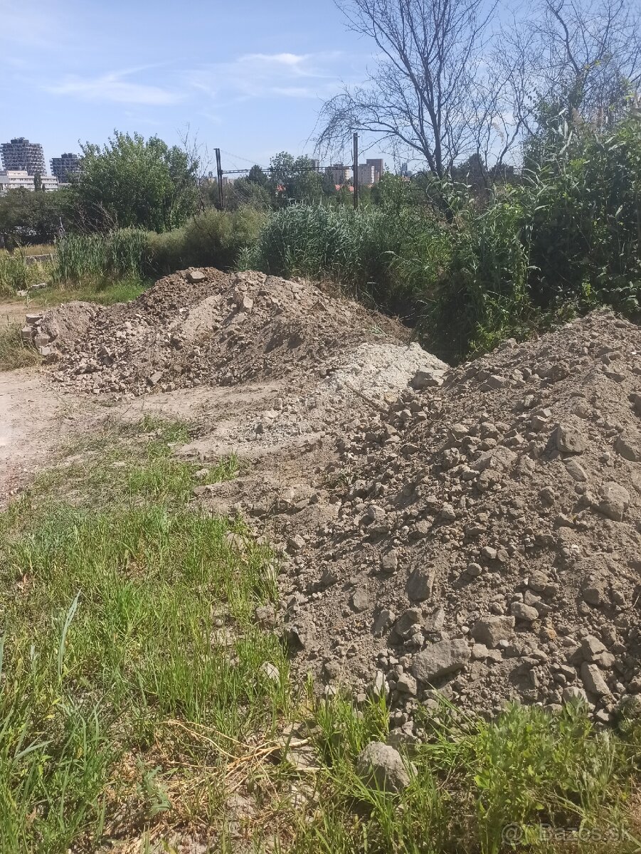 Darujem zeminu