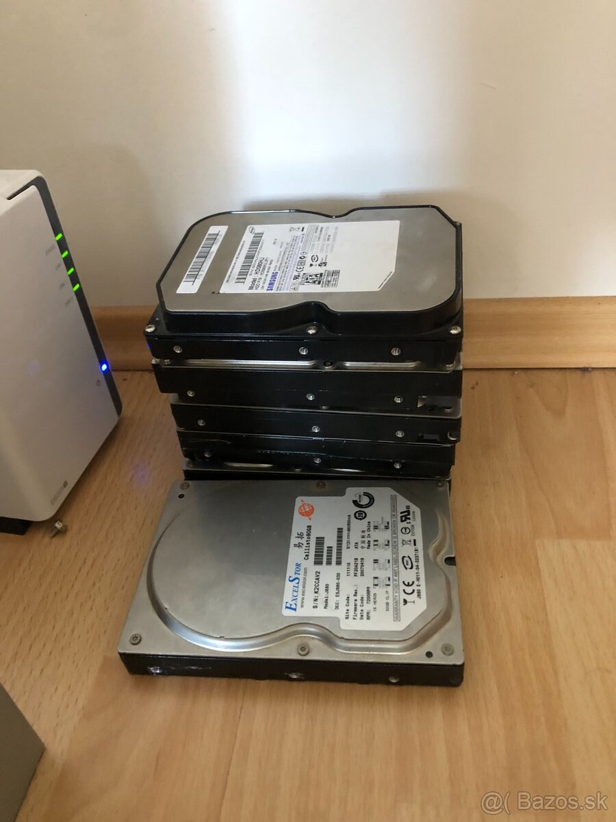 Kopec 3,5" a 2ks 2,5" palcových HDD