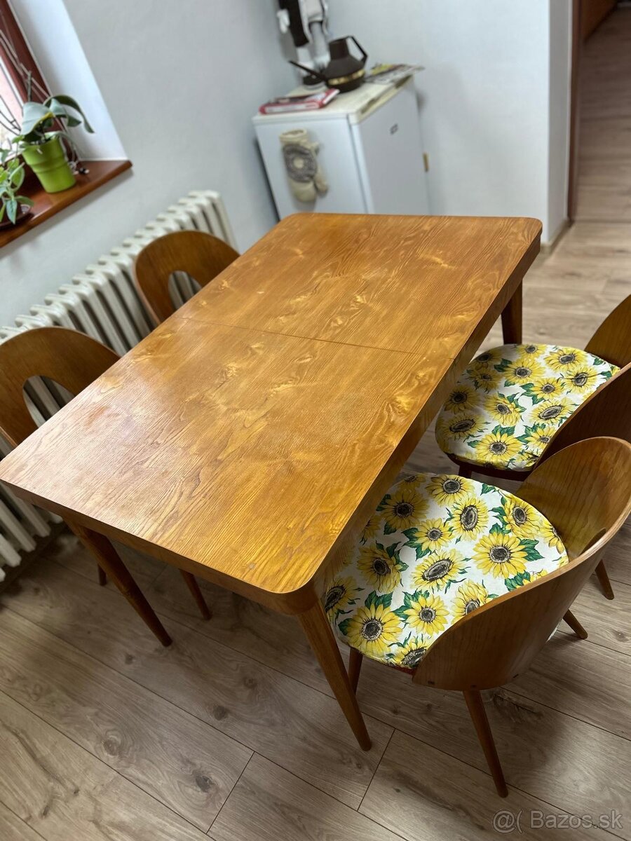Predám Ikonickú Vintage Jedálenskú Súpravu (Stôl a Stoličky)