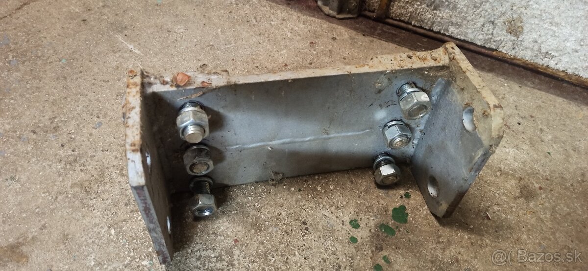 Zadná konzola Zetor