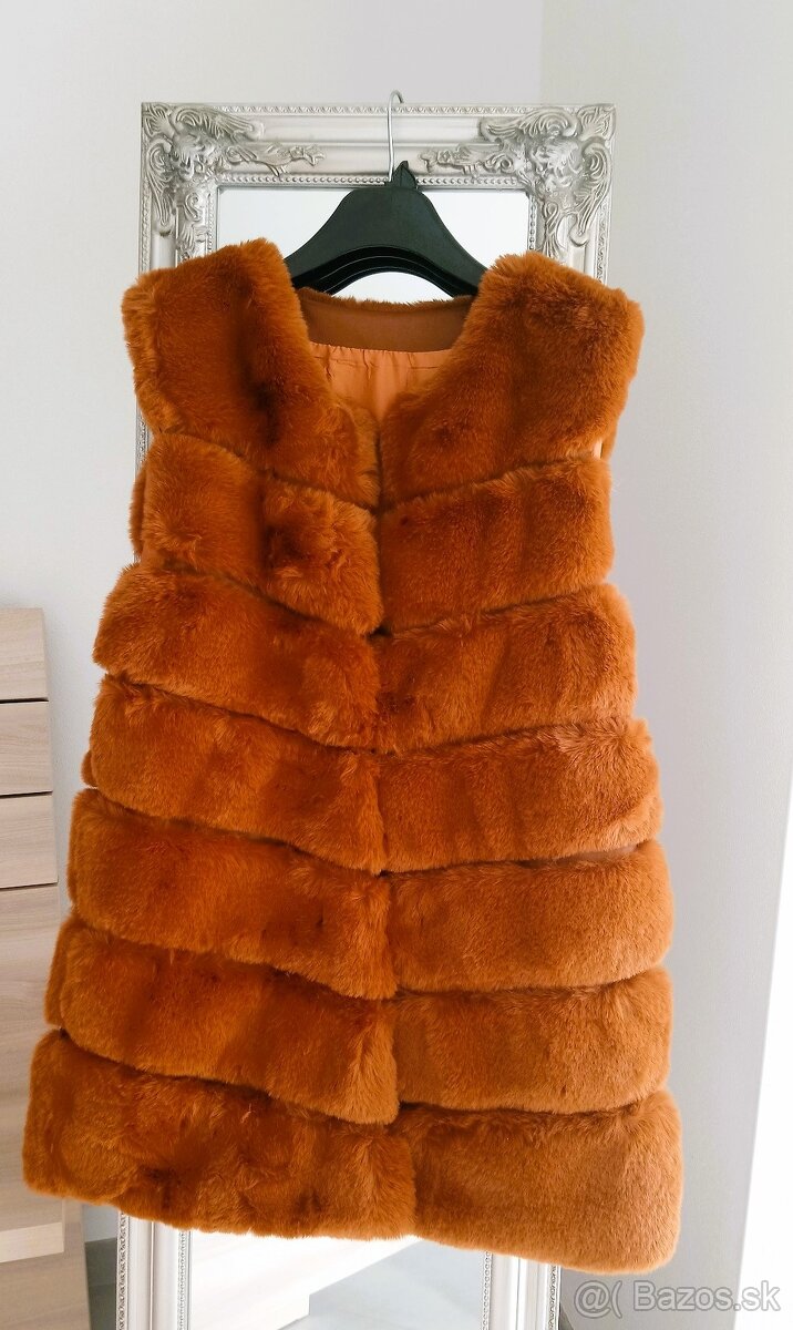 Kratka damska hneda kozusinova vesta camel z umelej kozusiny