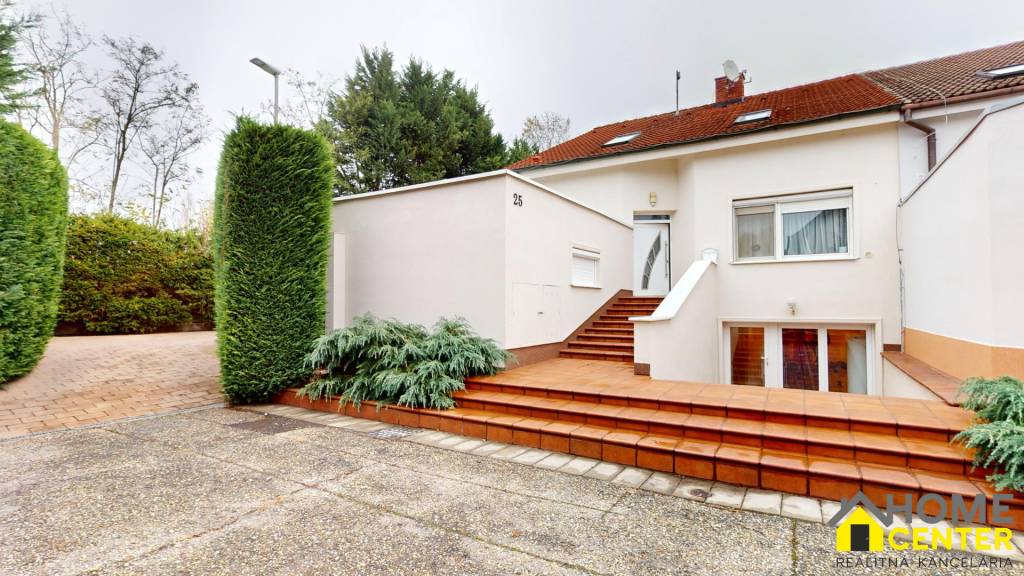 PREDAJ : PRIESTRANNÝ RODINNÝ DOM S BAZÉNOM, KOMÁRNO