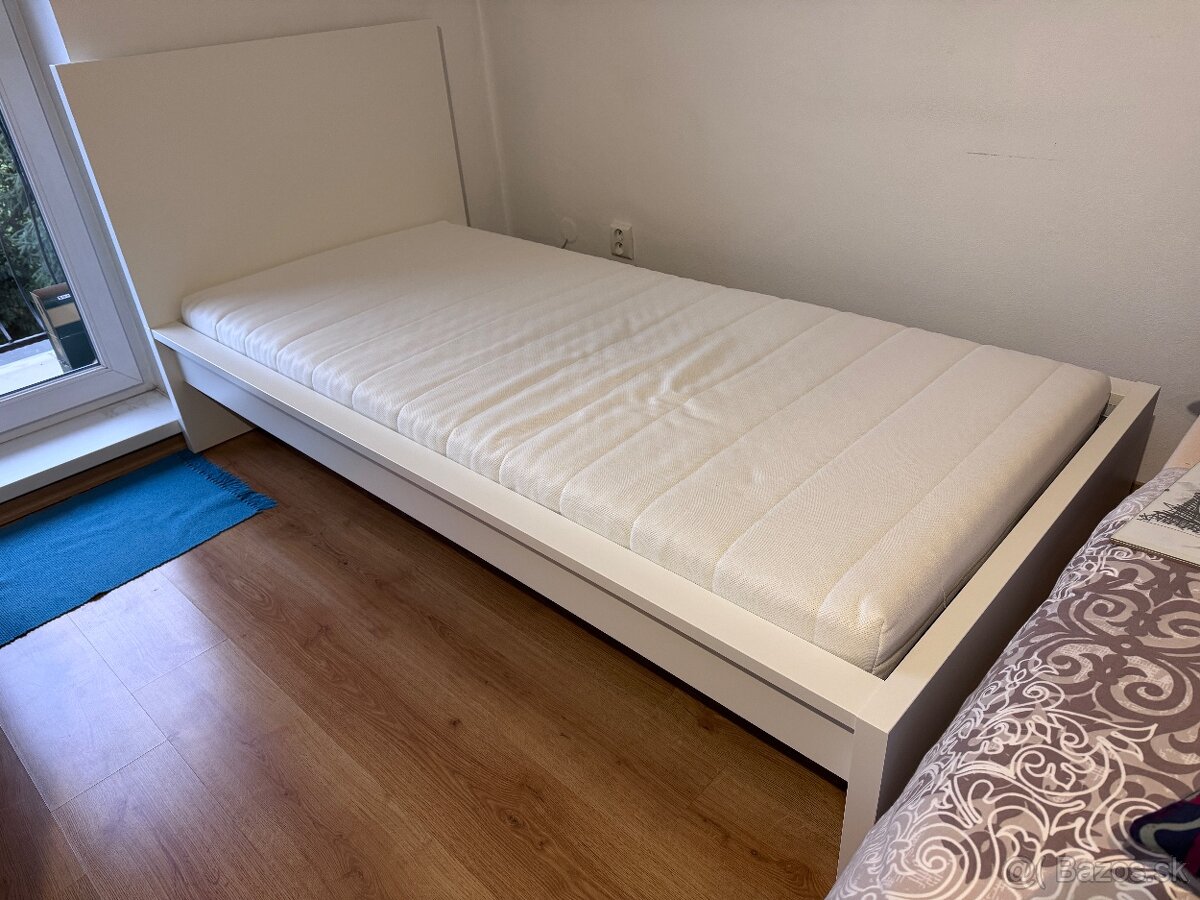 Jednolôžkova posteľ