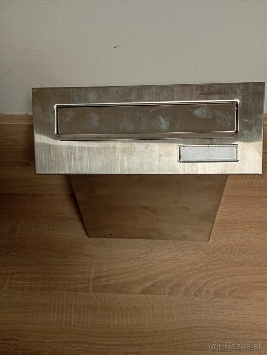 Nerezová poštová schránka do plotu