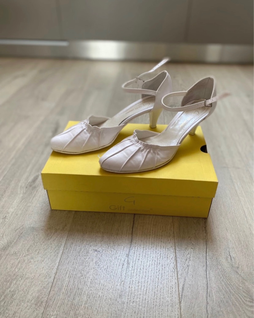 Predám svadobne biele sandále