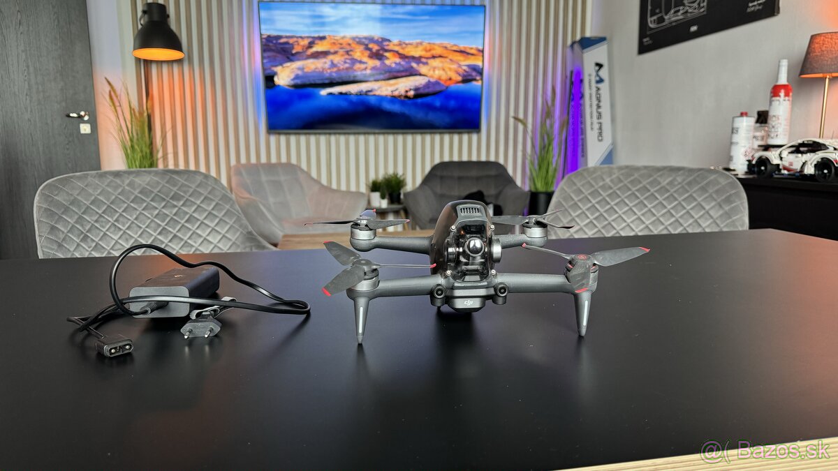 DJI FPV DRONE (dron a nabíjačka)
