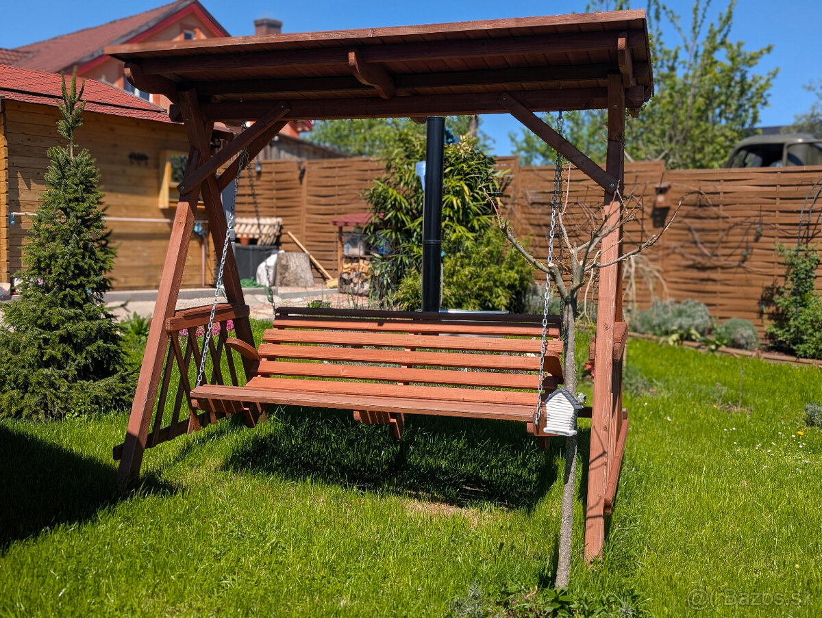 Drevená záhradná hojdačka
