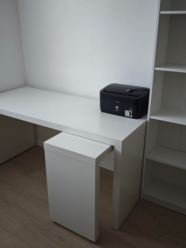 Pracovný stôl Ikea MALM + knižnica GERTSBY
