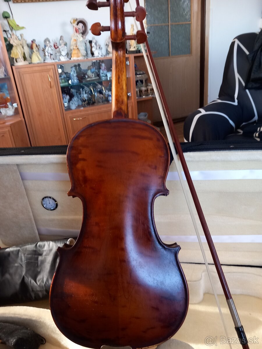 Predám staré husle celé značené