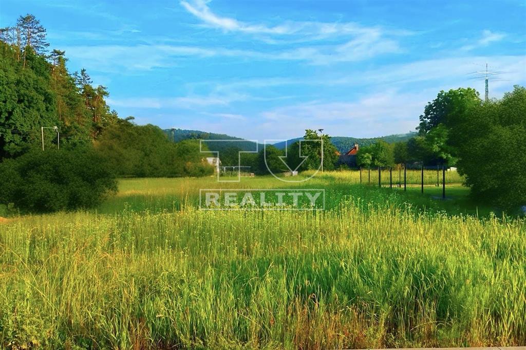 Na Predaj stavebný pozemok Uhrovec 503 m2