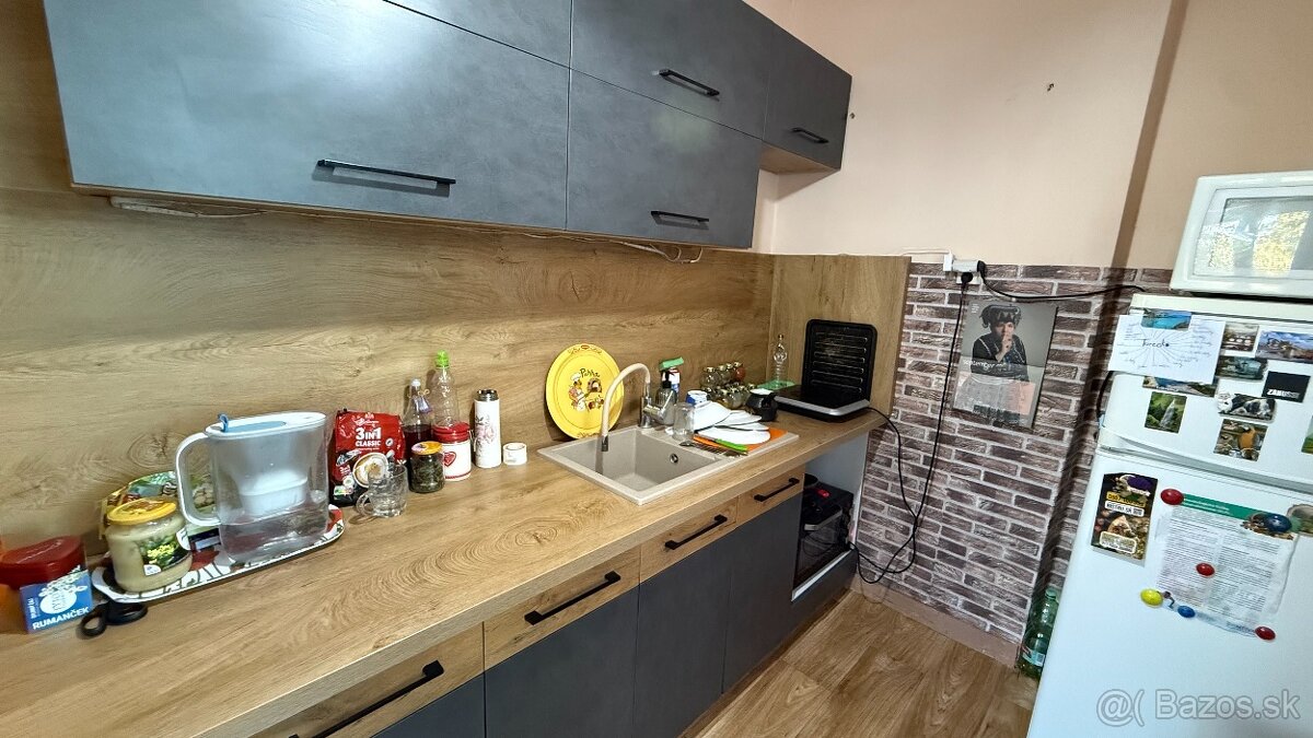 Ponúkam Vám na predaj 3 izbový byt v tehlovej bytovke .