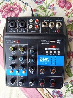 Nový malý 4-kanálový mixážny pult s efektom "DNA MIX 4U"