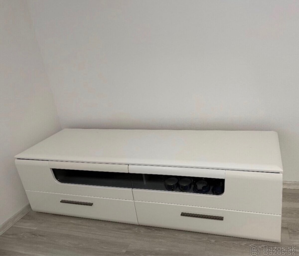 Predám stolík pod TV