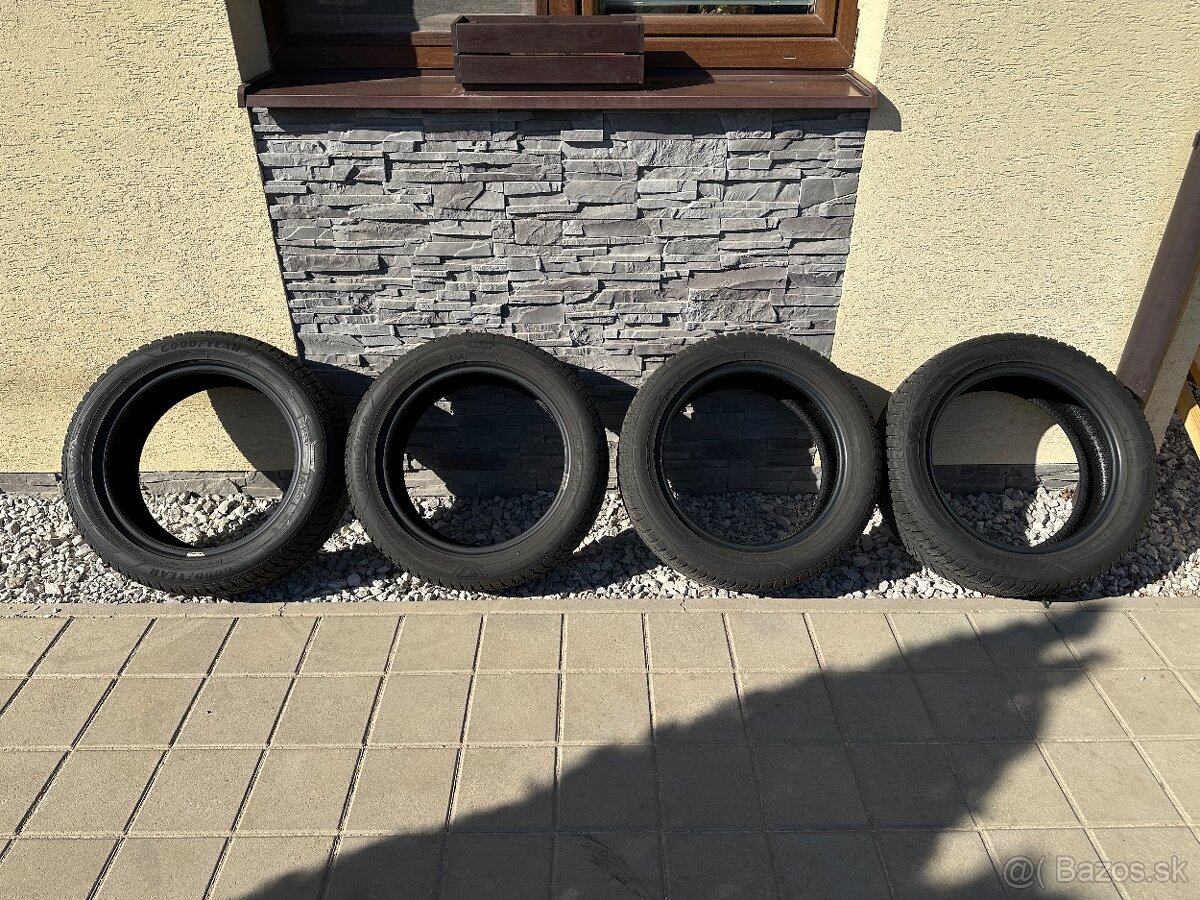 215/55 R17 98V XL zimné GOODYEAR