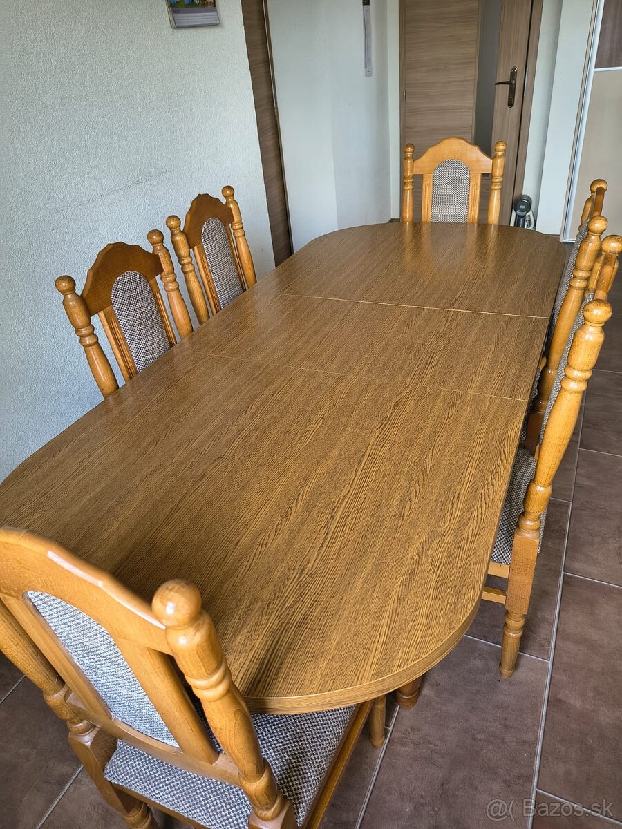 Jedálenský stôl