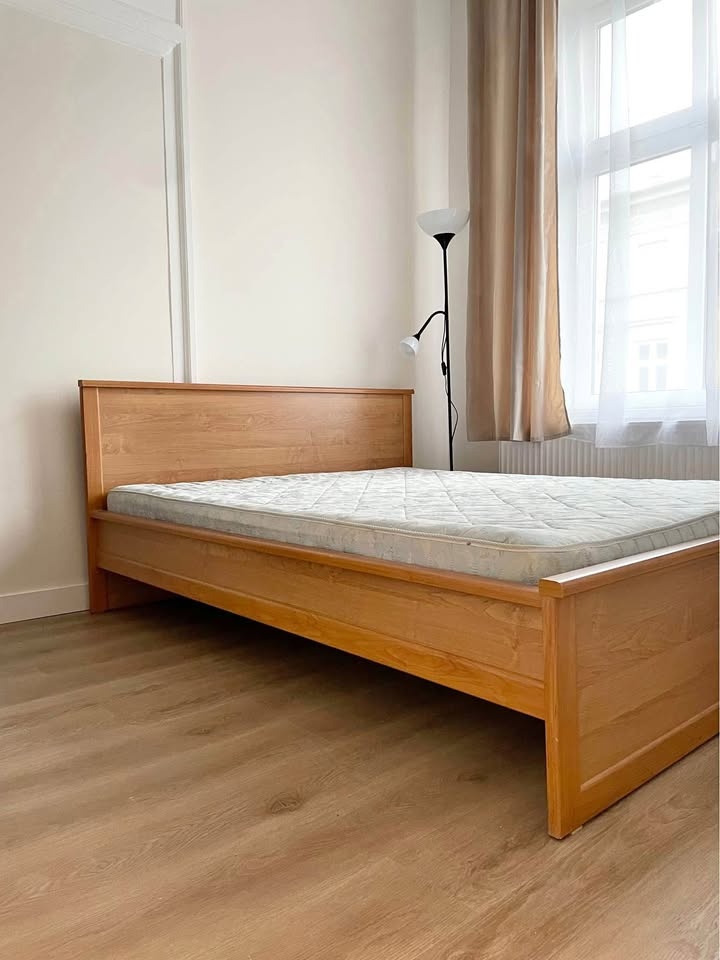 Predám elegantnú drevenú IKEA posteľ
