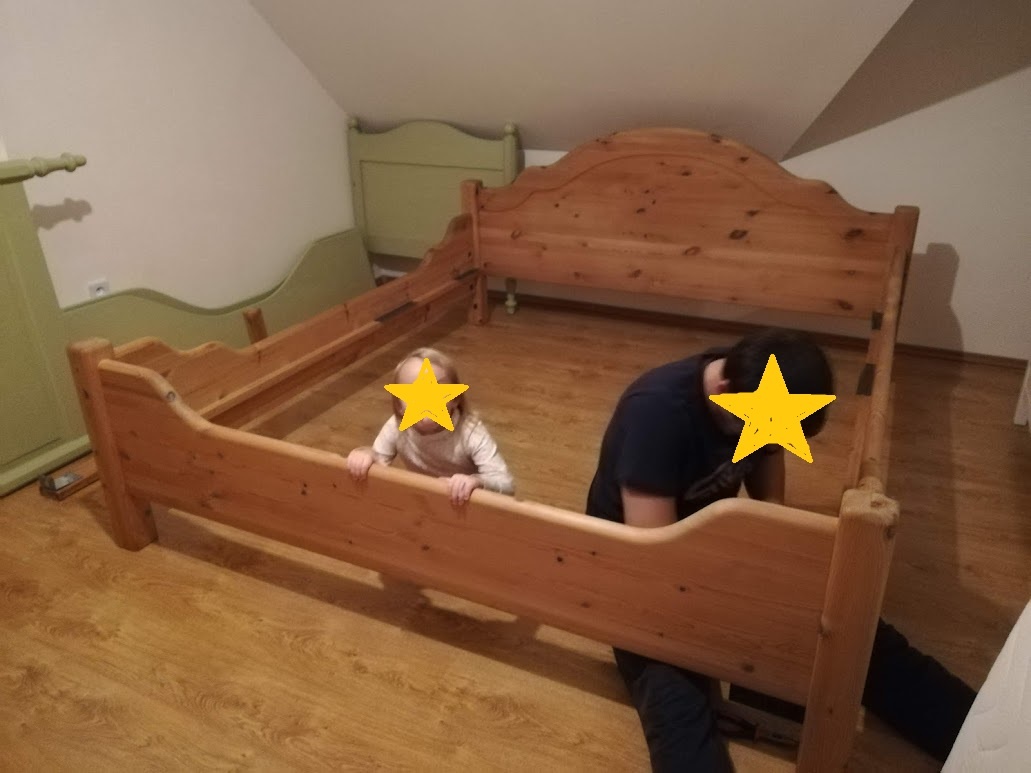 Masívna drevená posteľ z Dánska