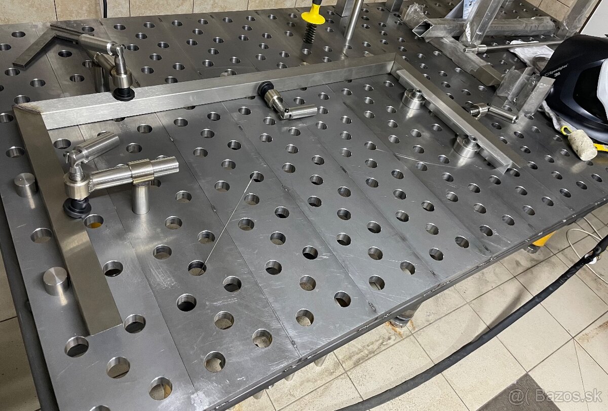 Zvárací stôl 200x100x20mm diery 28