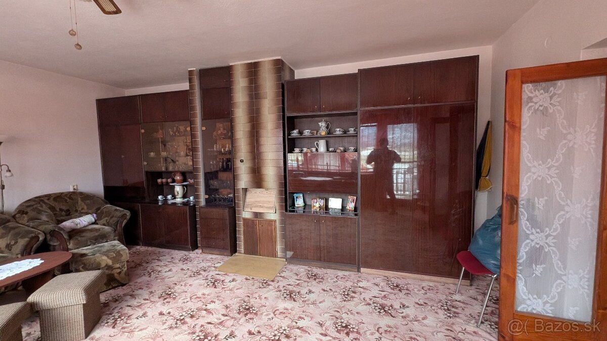 Mahagónová obývacia stena