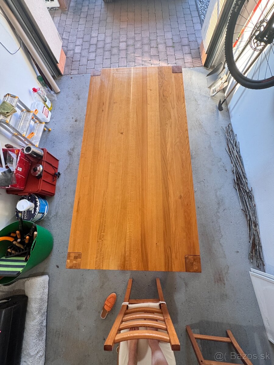 masívny jedálensky stôl so stoličkami