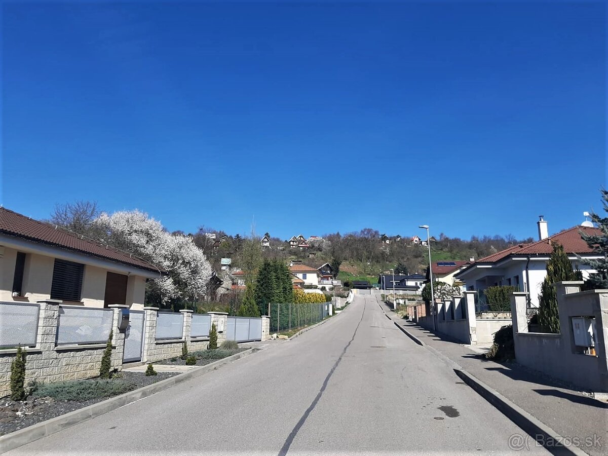 Stavebný pozemok nad Dubčekovou ulicou