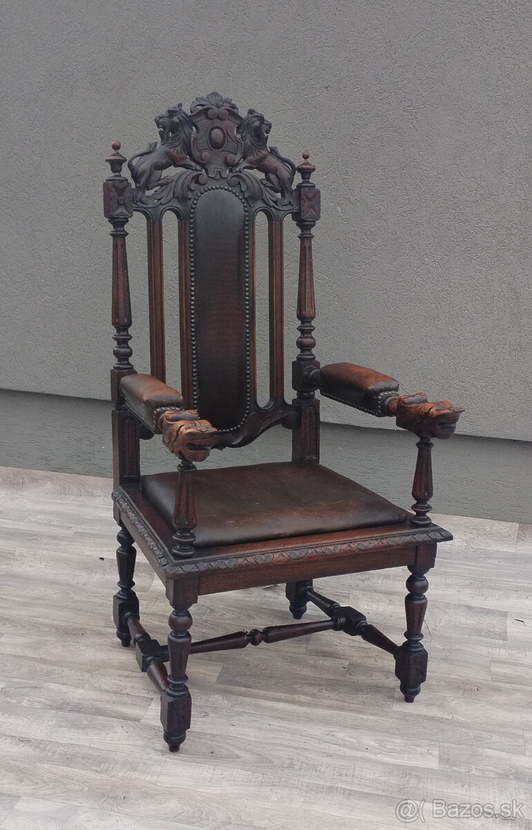 Stolička v štýle viktoriánskej neogotiky.