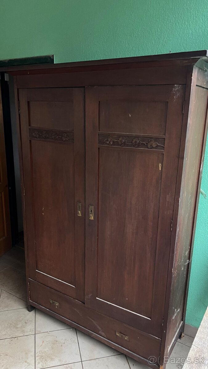 Starožitná skriňa