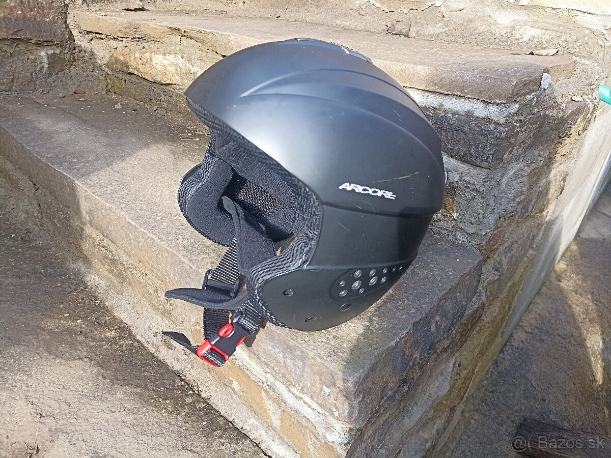 Prilba na lyžovanie pre 12-14 rokov.