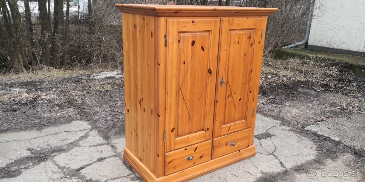 Celomasivná hlboká komoda