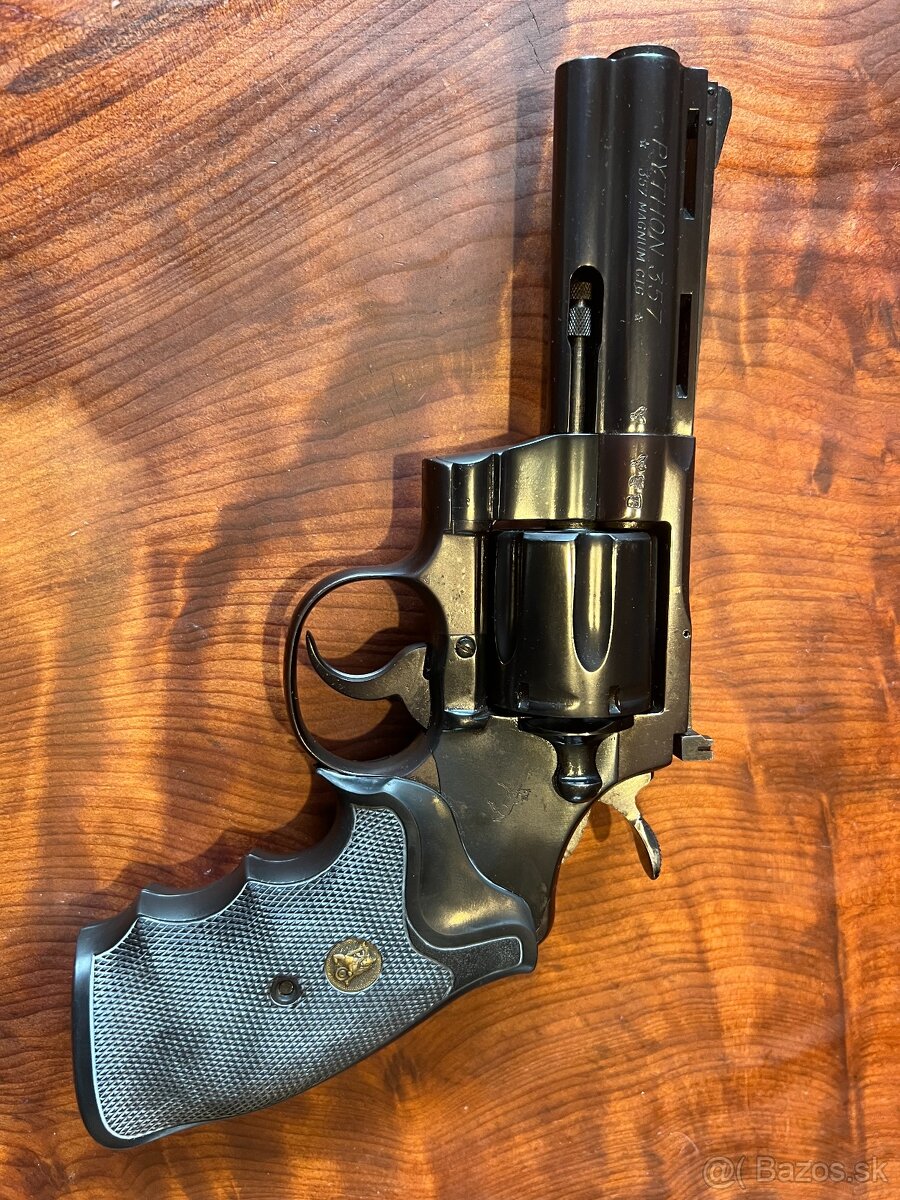 Predam revolver Colt Python