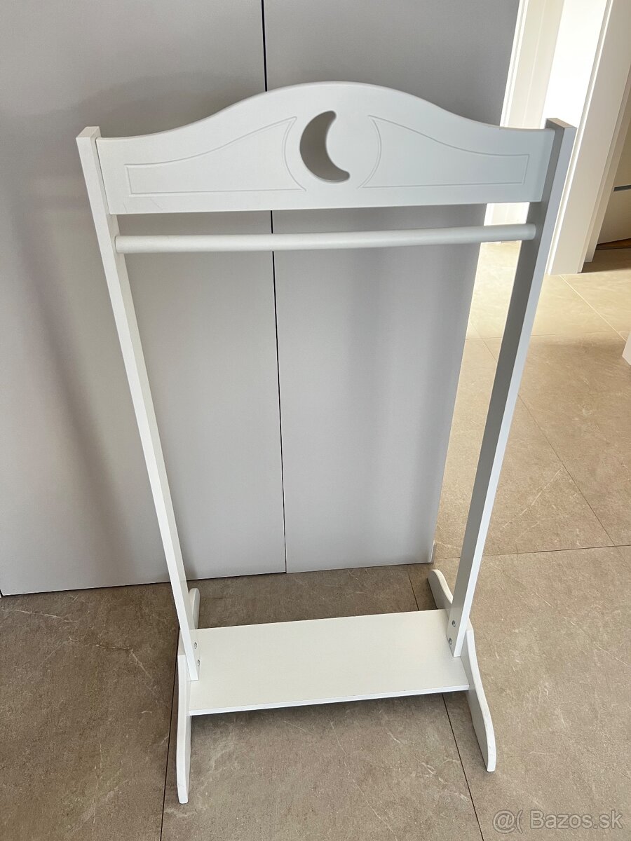 Dreveny stojan na oblečenie