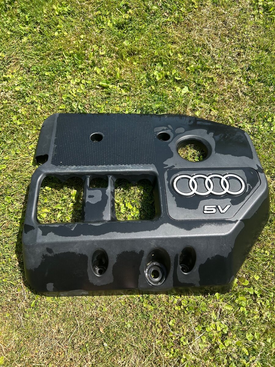 Audi A3 8L kryt motora