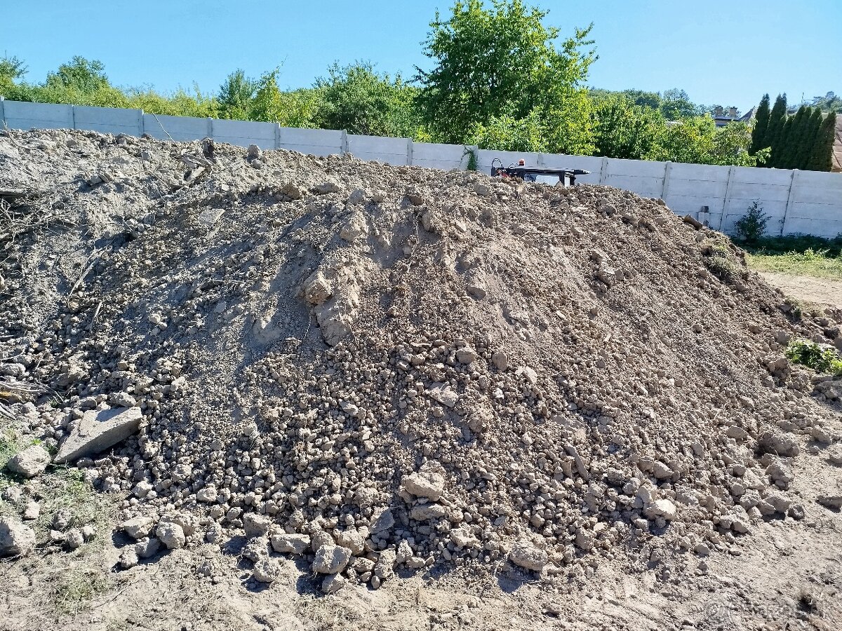 PONUKAM CERSTVO VYKOPANU HLINU ZO ZAHRADY S KAMENIM