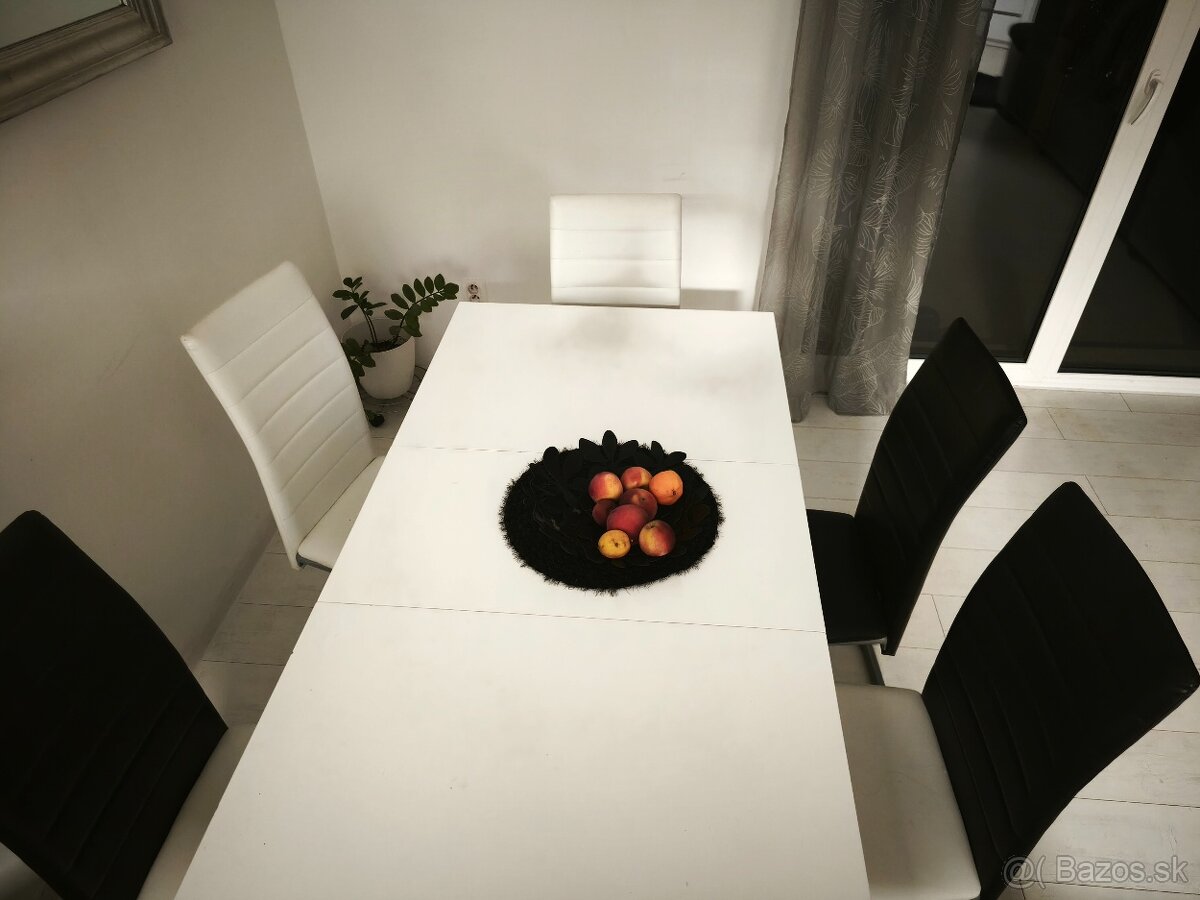 Predám jedálenský stôl so 6ks stoličiek