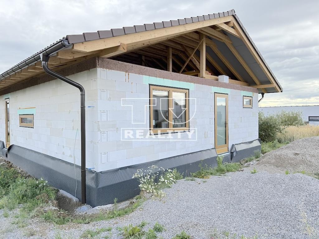 Moderný kvalitný 4-izbový rodinný dom v Trenčianskom...