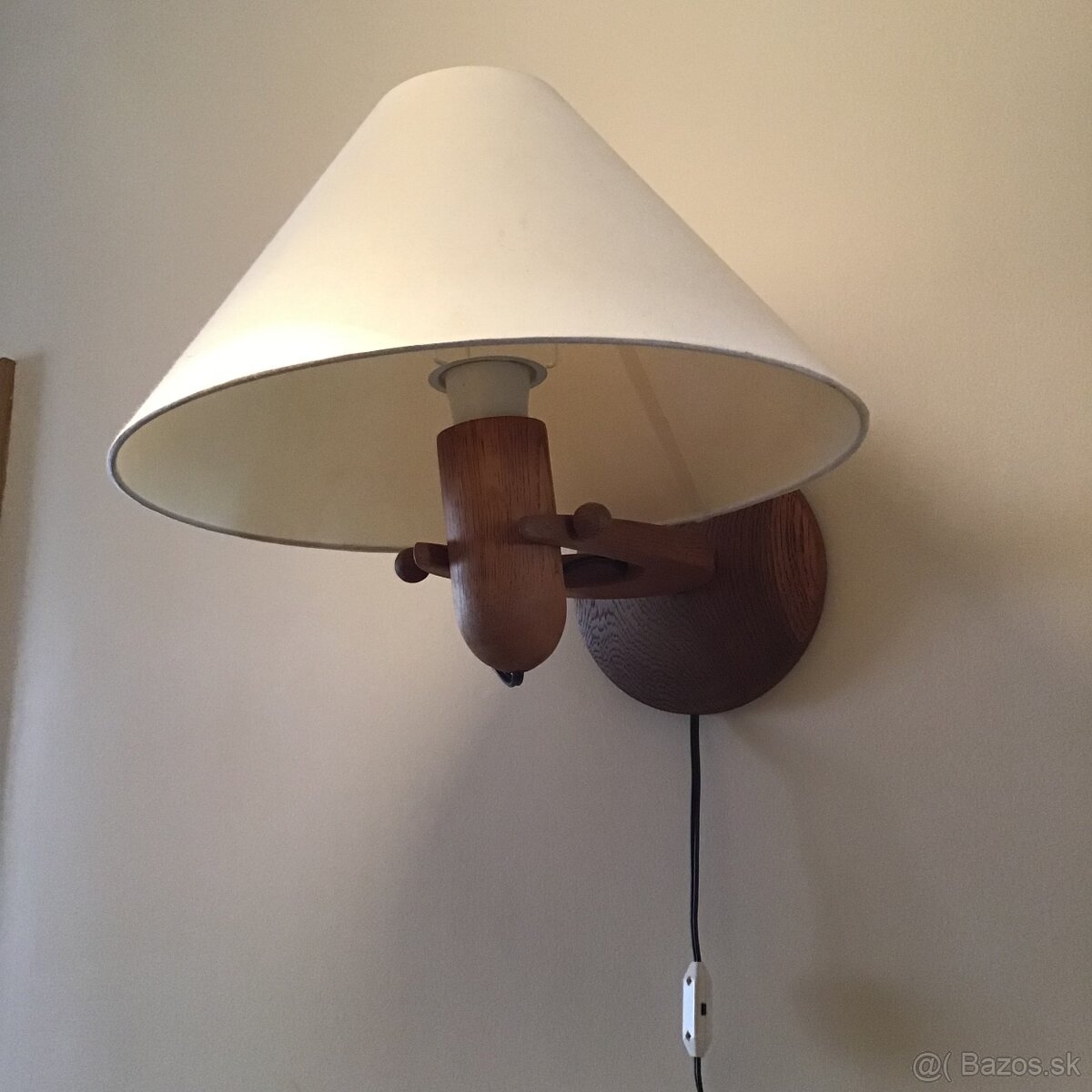 Nástenná lampa drevená