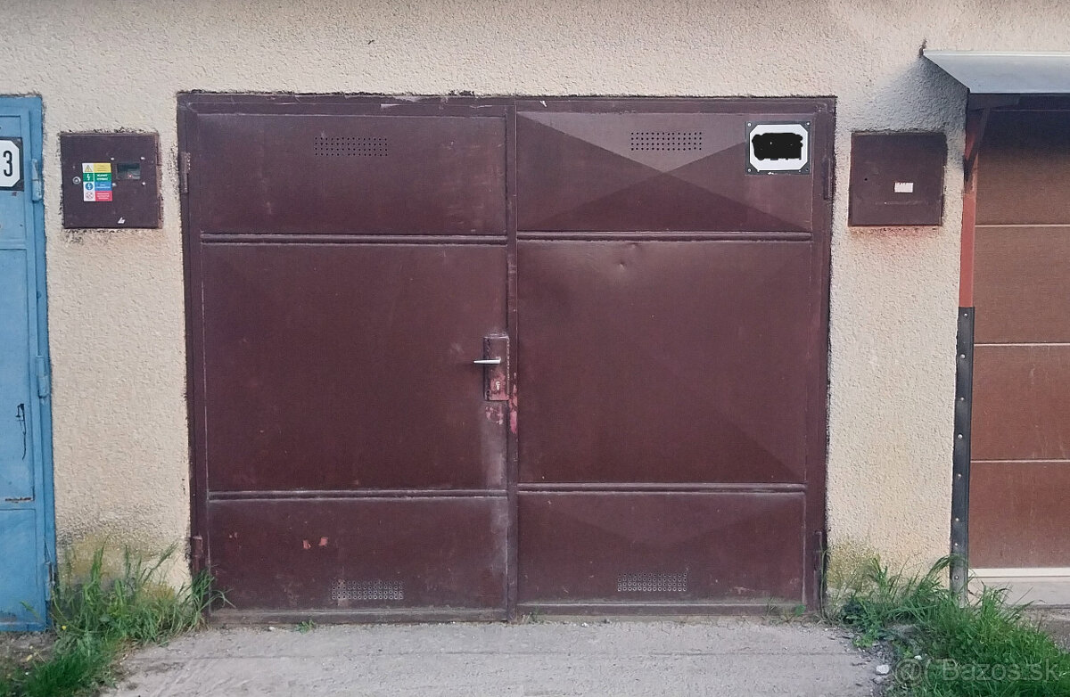 Garáž s montážnou jamou a pivnicou, Nové Mesto nad Váhom