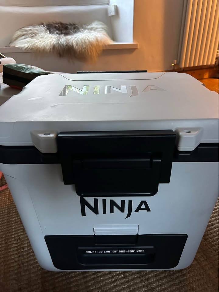 Ninja FrostVault 28l chladiaci box s kolieskami