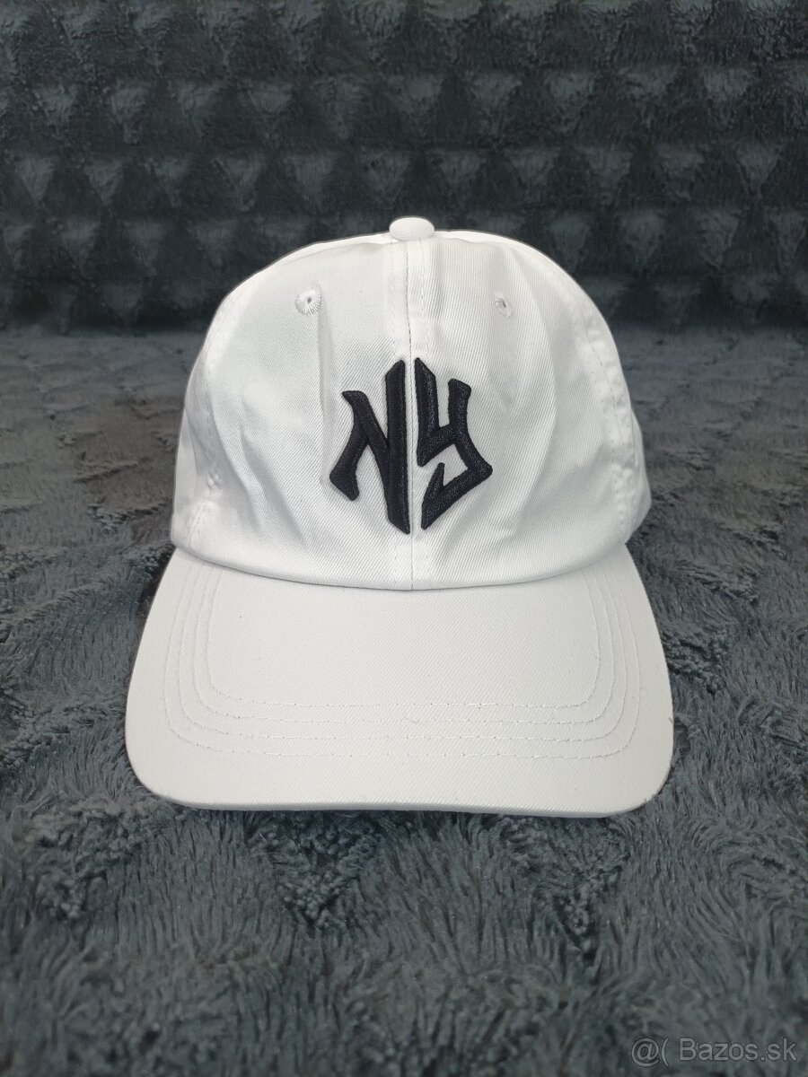 Biela NY šiltovka