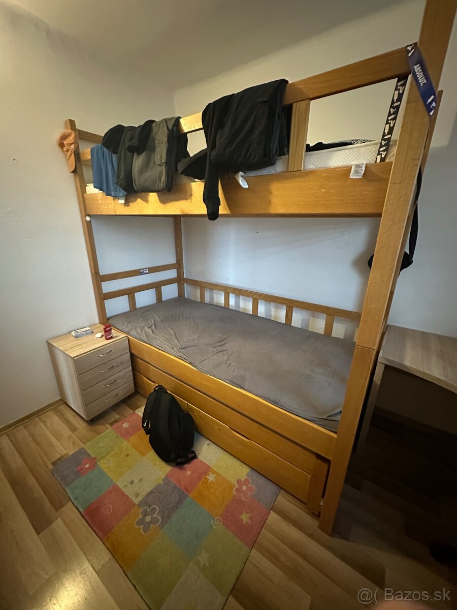 Poschodová trojlôžkova postel