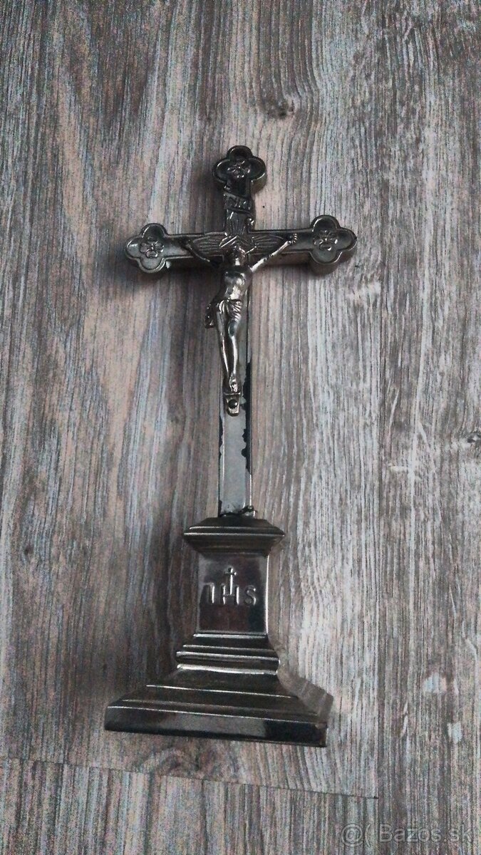 Starý menší kríž s Ježišom z kovu